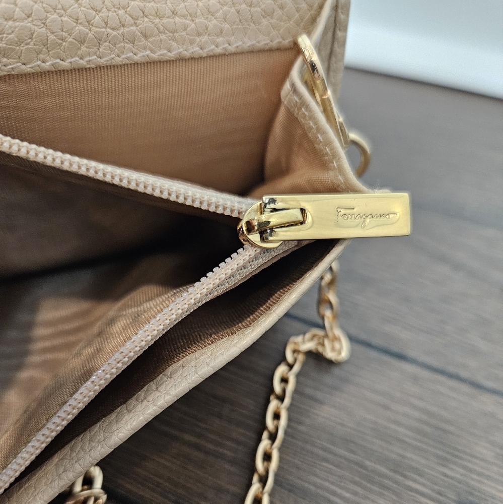 Salvatore Ferragamo Cream Wallet/Crossbody Chain Bag - Picture 13 of 16